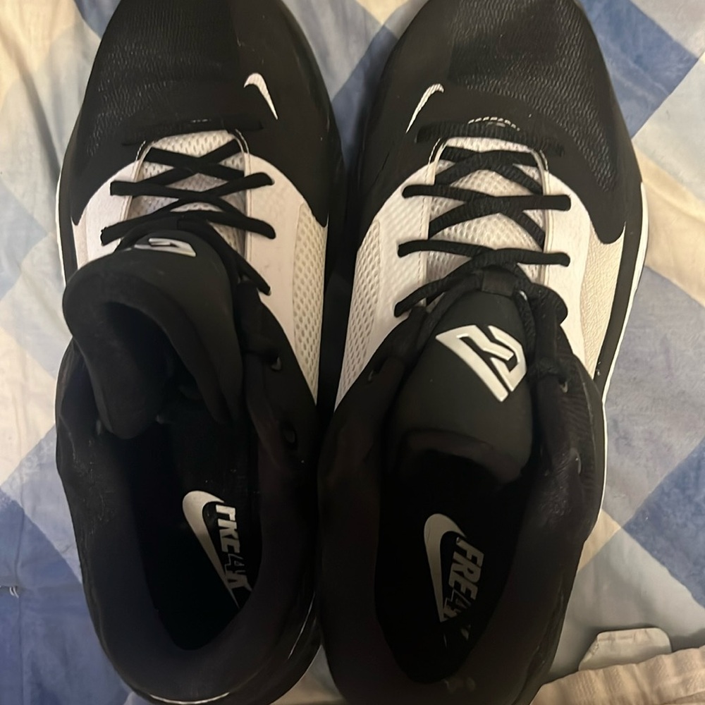 Giannis Freak 4 basketball shoes barely worn
